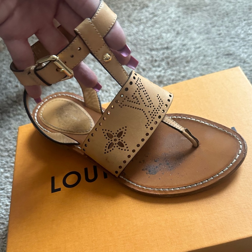 Louis Vuitton sandals 💫 size 36 ☀️